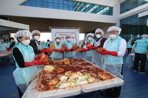 국민건강보험공단은 11월 12일(월) 공단 본부 열린광장에서 김장 1천 포기를 담그는 ‘행복 더하기, 김장 나누기’ 행사를 실시하였다.