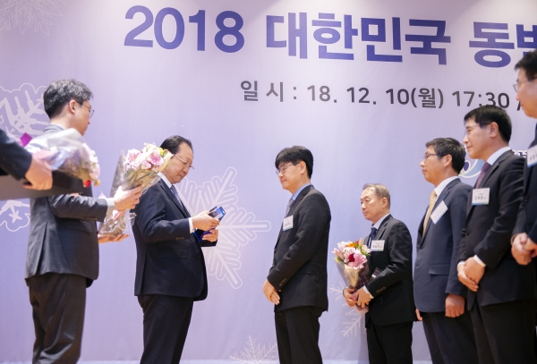 10일 저녁 서울 더케이호텔에서 열린 ‘2018 대한민국 동반성장 기업 대상 시상식’에서 ‘동반성장지수 최우수 기업’으로 선정된 네이버의 임동아 리더가 최우수 기업상을 수상하고 있다.