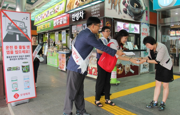 7월 26일 신탄진 휴게소에서 롯데제과와 대전충남본부 직원들이 운전자들에게 껌을 나눠주고 있다.