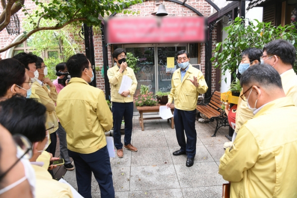 윤화섭 시장이 지난 6월26일 A유치원을 방문해 철저한 대응을 위한 방안을 논의하고 있다     ©안산시