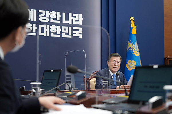 문재인 대통령이 15일 청와대에서 열린 수석·보좌관 회의에서 발언하고 있다. (사진=청와대)