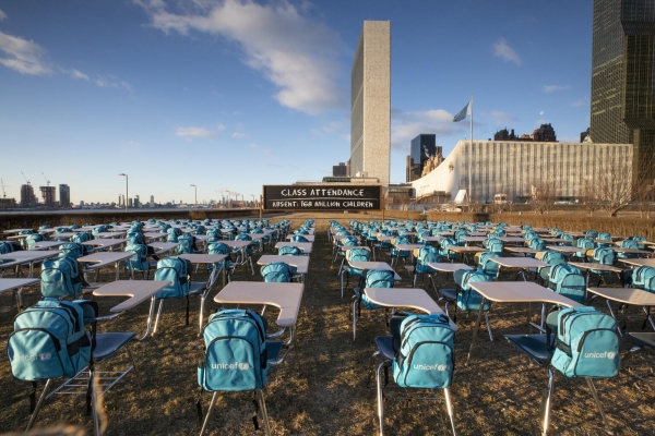 2021년 3월 2일 유니세프가 뉴욕 유엔본부 잔디광장에 설치한 빈 책상과 의자, 그리고 책가방. 코로나19로 등교가 중단된 전 세계 교육 현실을 상징하고 있다. (사진제공=유니세프한국위원회)