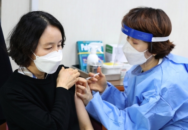 서울 도봉구보건소에서 보건소 의료진 및 관계들이 요양병원과 요양시설 종사자들을 대상으로 아스트라제네카(AZ) 백신 접종 업무를 시작하고 있다.(사진=국민소통실)