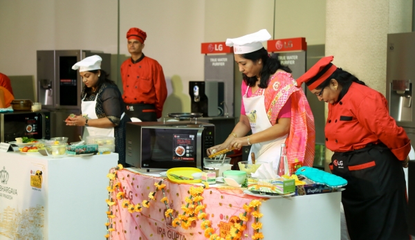 LG전자가 28일 인도 뉴델리 하야트호텔에서 건강한 요리문화를 확산하기 위해 'LG 요리 경연대회'를 개최했다. 참가자가 LG 광파오븐을 활용해 요리를 만들고 있다