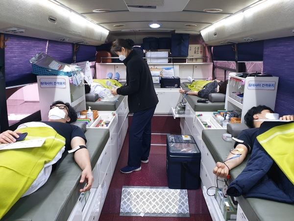 지난 2월 17일 서울 마곡동 롯데중앙연구소에서 코로나-19 위기 극복을 위한 사랑의 헌혈 봉사 활동을 실시했다.